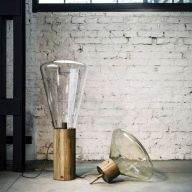 Brokis Muffin Medium Vloerlamp - Walnoot - Rookgrijs