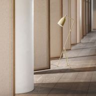 Gubi Grasshoppa Vloerlamp - Olijf bruin