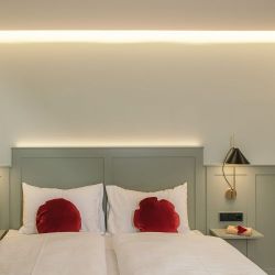 Louis Poulsen Yuh Wandlamp - 2700K - Wit/messing