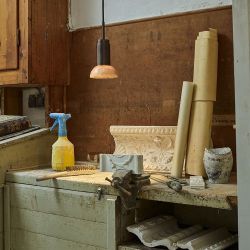 Anour Donya Onyx Moon Hanglamp - Amberkleurige kap - Geborsteld koper